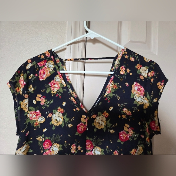 Floral V-Neck Women's Top - Picture 5 of 7